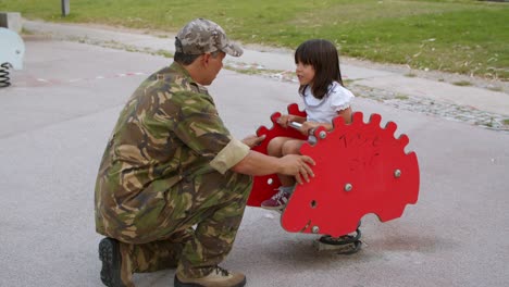 Chica-Disfrutando-Del-Tiempo-Con-Papá-Militar