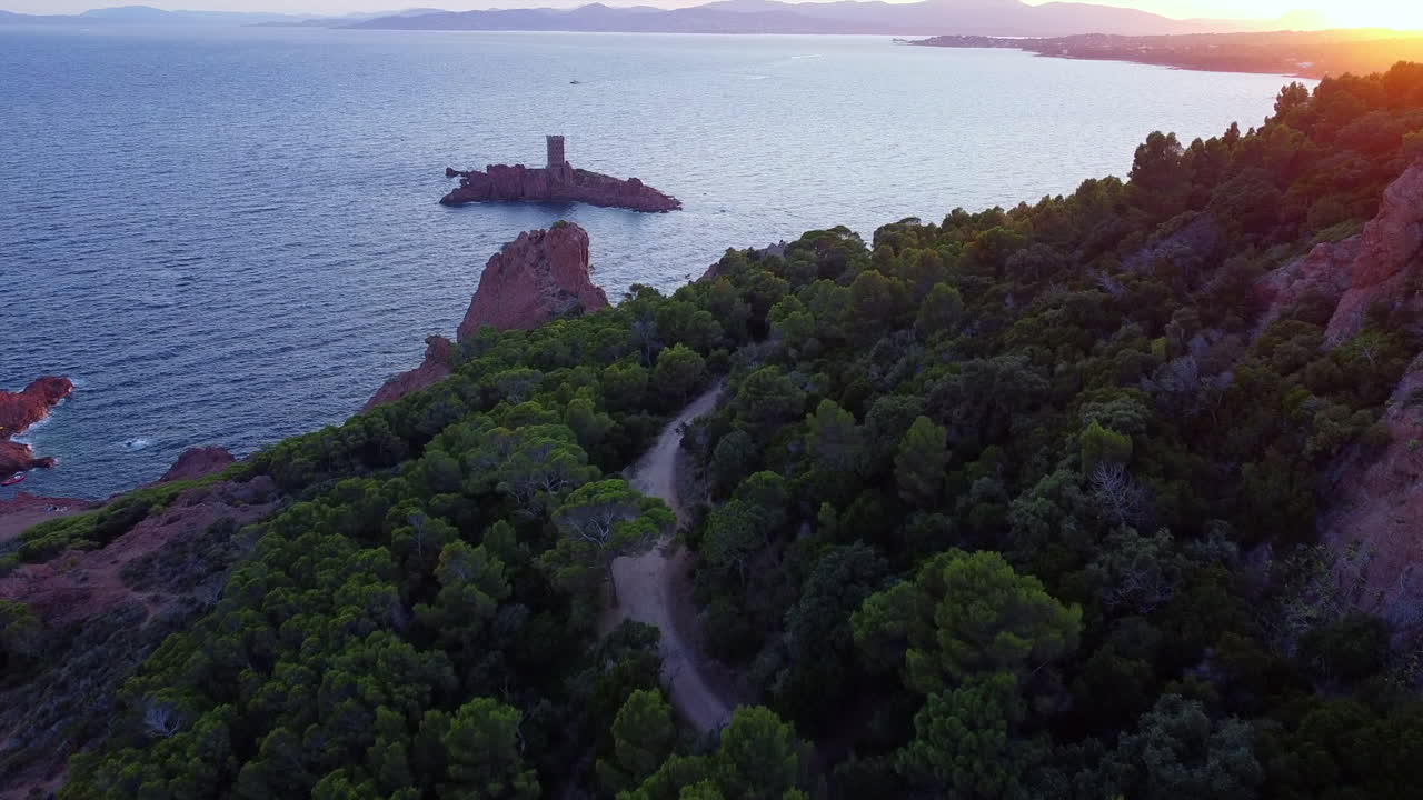 un hermoso paisaje aéreo de la costa de francia y la isla dorada al atardecer