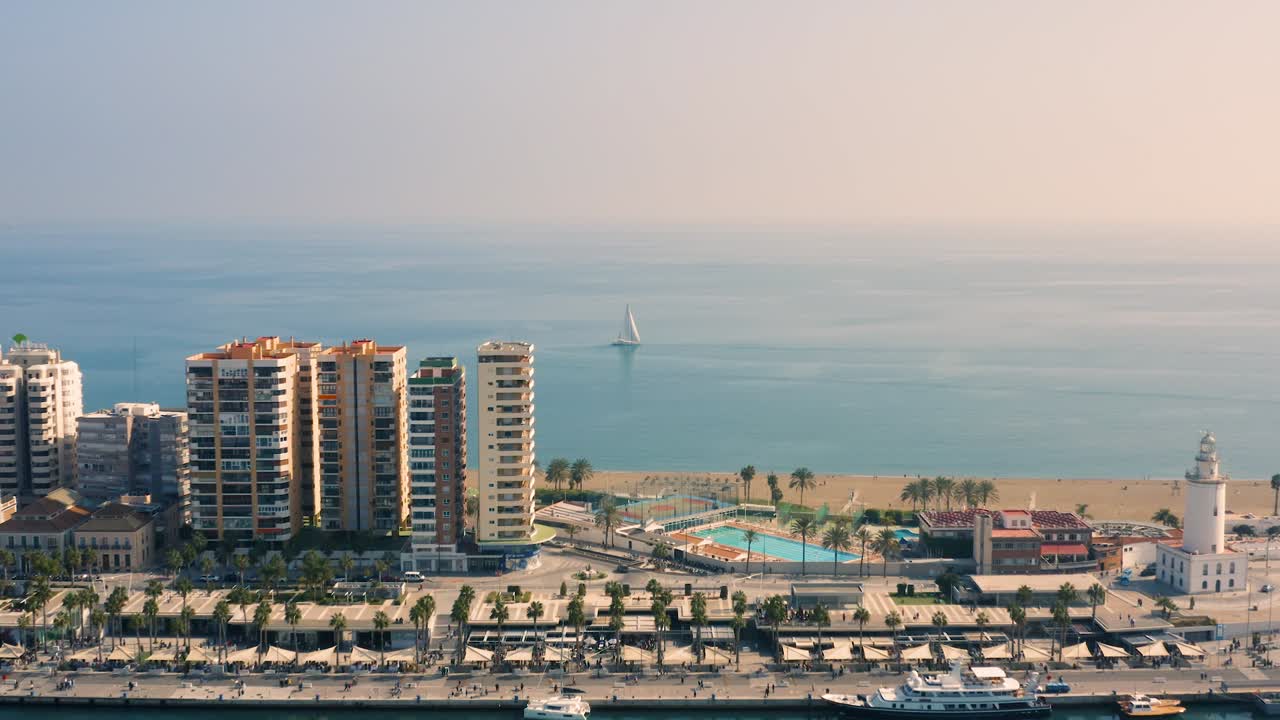 vista aérea de un yate blanco flotando cerca de la costa