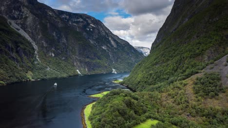 Busy-traffic-in-the-Naeroy-fjord---boats,-ferries,-kayaks