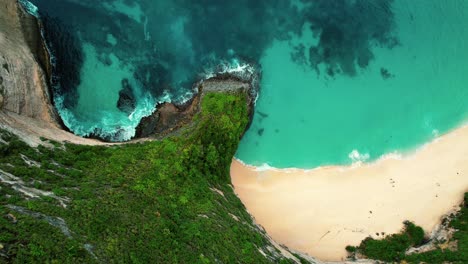 Kelingking-Beach,-4k-Drone-Descends-to-Beach,-Nusa-Penida,-Indonesia