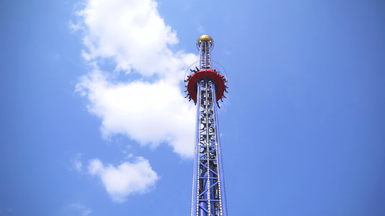 여름에 놀이 공원에서 기계를 들어 올리는 것.