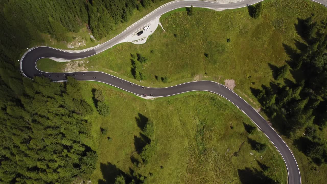 vista a vista de pájaro y revela una toma de avión no tripulado de la gran carretera de los dolomitas en italia