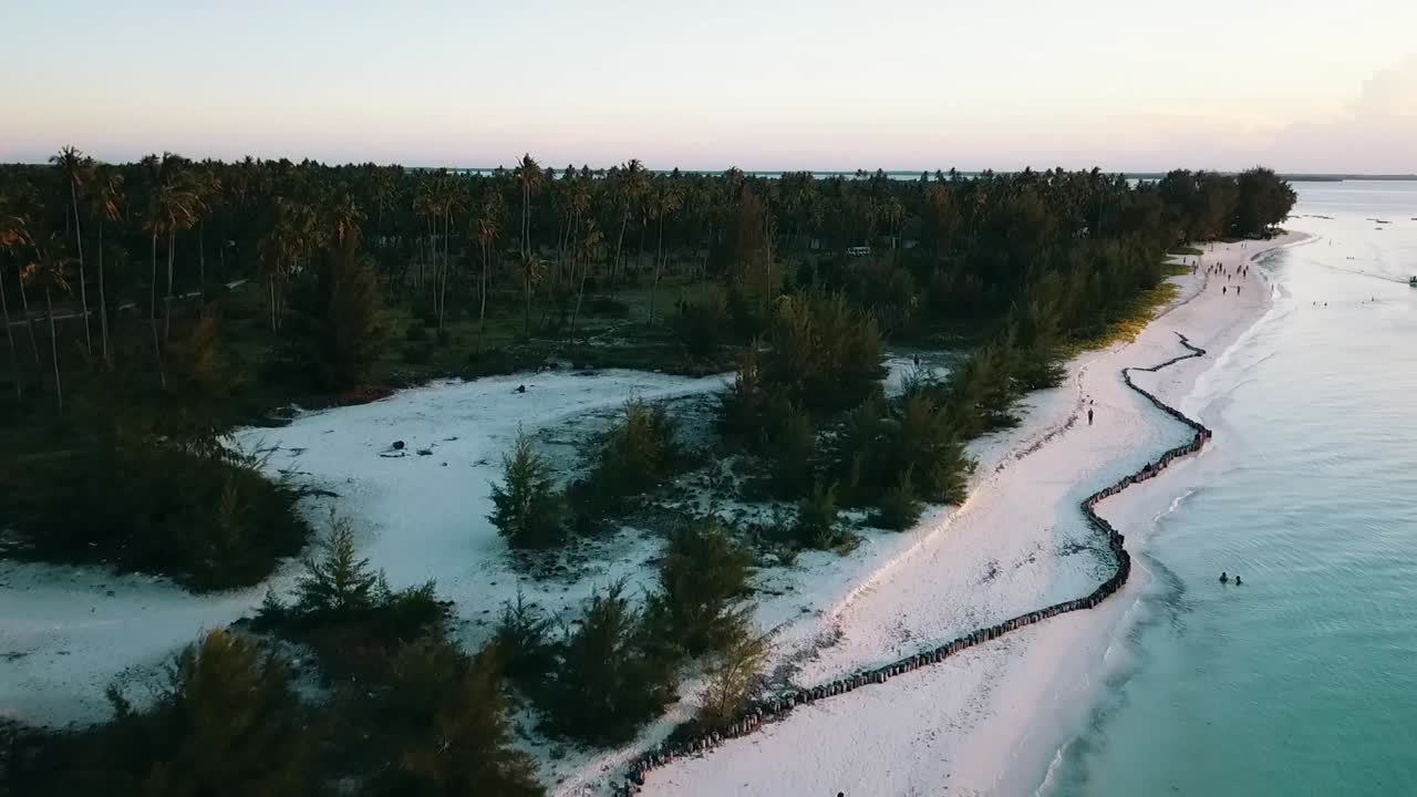 маслянистое мягкое заднее медленно опускается вниз выстрел дрона