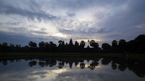 Angkor-Wat-Zeitraffer-Sonnenaufgang-Spiegelreflexion