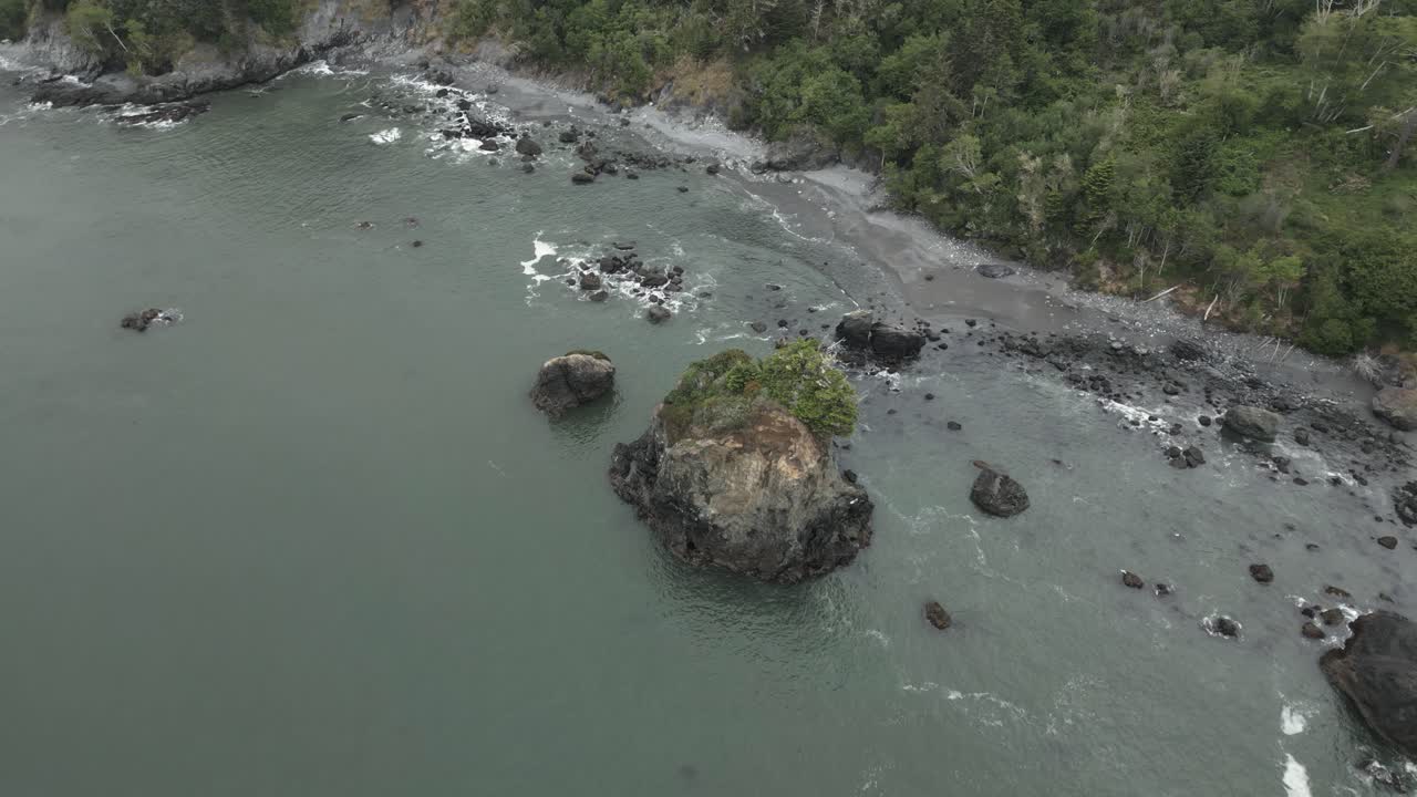 playa rocosa con rocas en la costa de trinidad en california, estados unidos