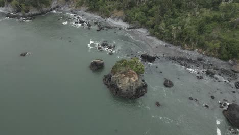 Felsstrand-Mit-Vorgelagerten-Felsen-An-Der-Küste-Von-Trinidad-In-Kalifornien,-USA