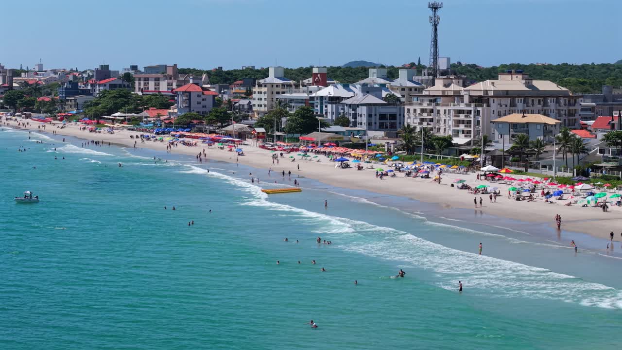 Vista aerea della costa urbana di Florianopolis a Praia dos Ingleses, Brasile. Vacanze estive, industria dell'ospitalità e del tempo libero