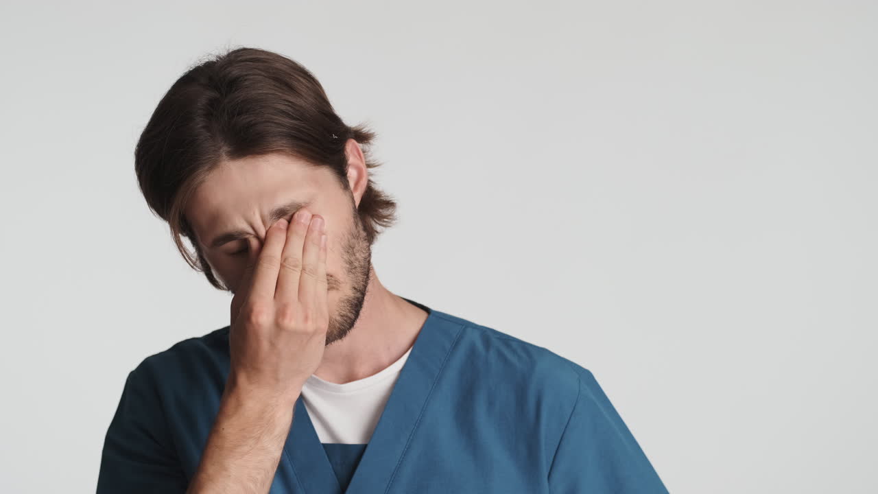 색 바탕에 카메라 앞에 있는 백인 남자.