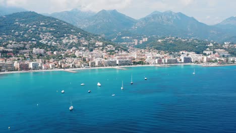 Veleros-Amarrados-Frente-A-La-Costa-De-Menton