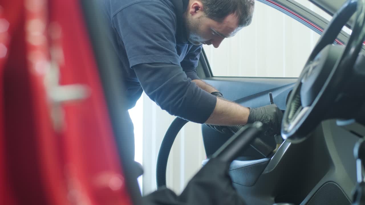 전문적인 자동차 청소. 샤워. 인테리어 세부 사항. 자동차 인테리어를 건조 청소 및 세부 사항; 깊은 좌석 청소; 자동차 세탁에서 거품을 는; 먼지에서 자동차 패널을 청소하는; 진공청소기