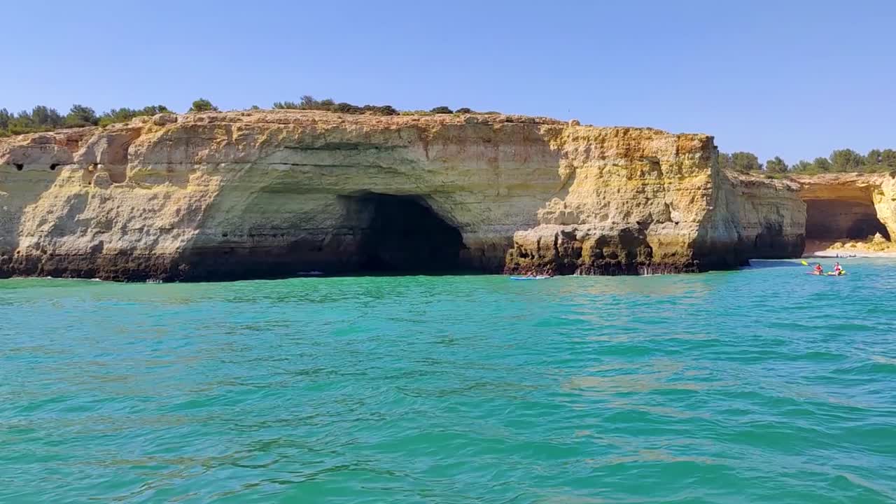 Kayak frente a las cuevas en Portugal