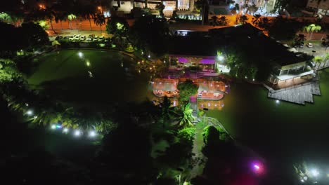 Restaurante-Higuero-El-Lago-En-El-Lago-En-La-Ciudad-De-Santo-Domingo-Por-La-Noche,-República-Dominicana