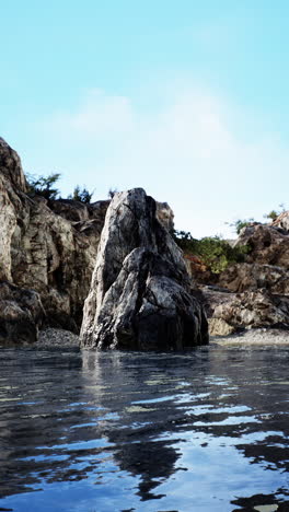 formación rocosa cerca del mar