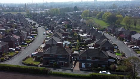 Ländliche-Wohnsiedlung-Luftaufnahme-über-Dem-Ländlichen-England-Ackerland-Wohngemeinschaftshäuser-Fliegen