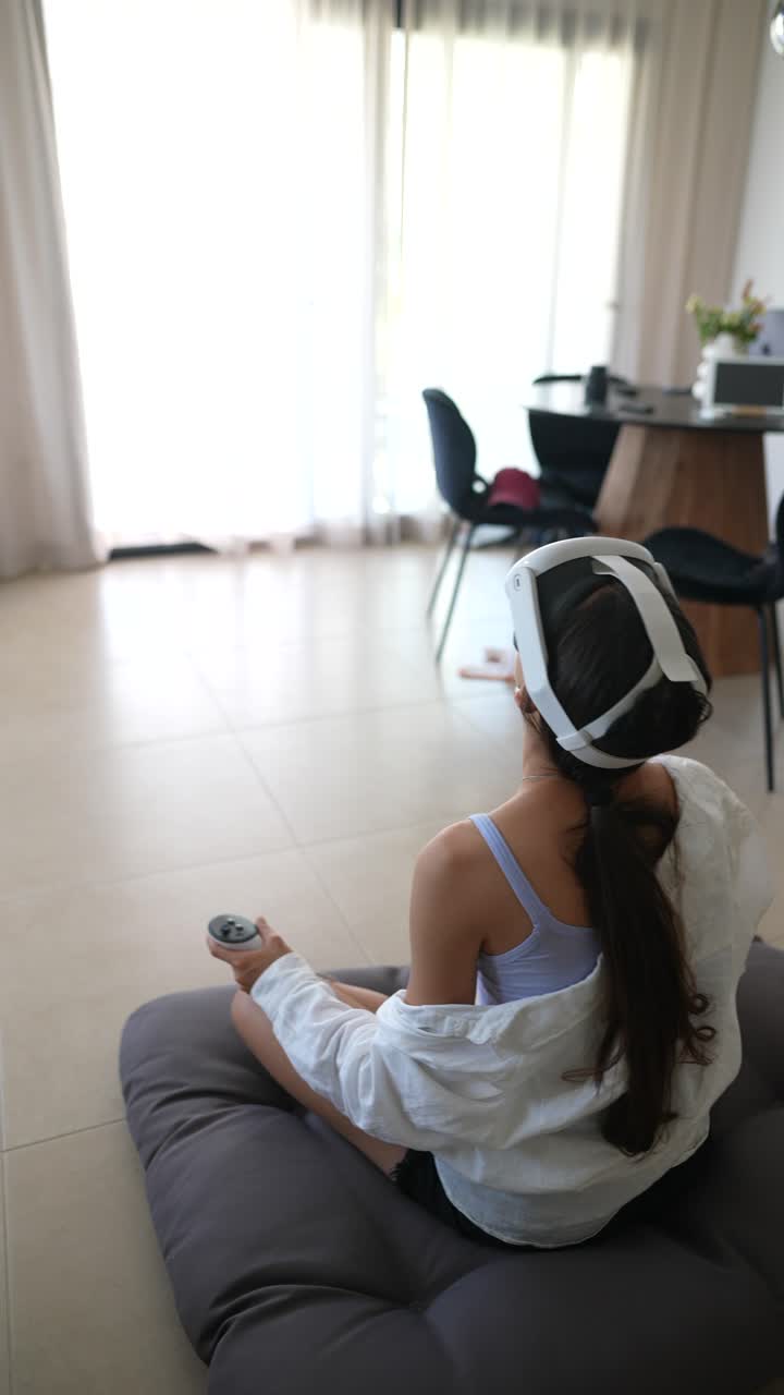 Mujer disfrutando de la experiencia de realidad virtual en casa