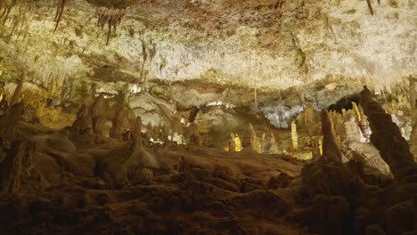 Höhle-In-Spanien,-Stalaktiten,-Stalagmiten-Und-Viele-Schöne-Formationen