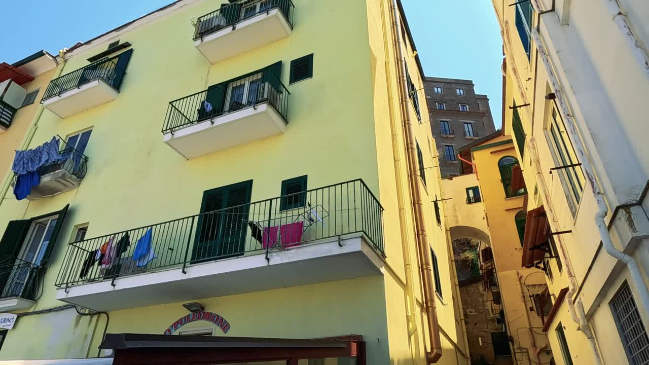 edificios vibrantes con balcones y lavandería en sorrento