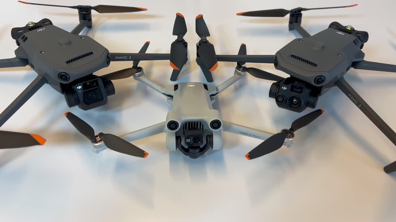 여기 dji mavic 3 열 엔터프라이즈 전문 드론, dji mavic 3 엔터프라이즈와 dji mini 3 pro를 앞에서 볼 수 있습니다.
