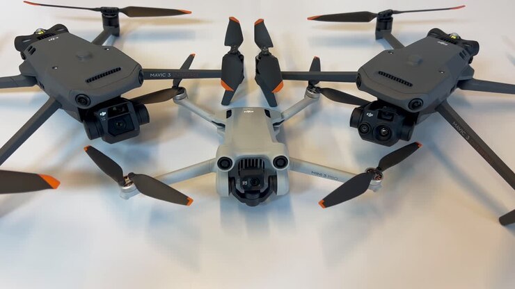 Aqui você vê o drone profissional DJI Mavic 3 Thermal Enterprise, o DJI Mavic 3 Enterprise e o DJI Mini 3 Pro de frente