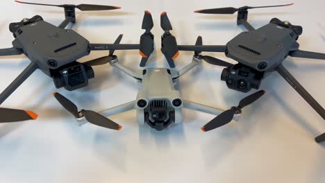 aquí se ve el dji mavic 3 thermal enterprise drone profesional, el dji mavic 3 enterprise y el dji mini 3 pro desde el frente