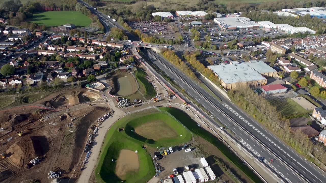 색슨 필드 캔터베리 건설 도로의 4k 조감도는 접근을 위해 작동합니다.