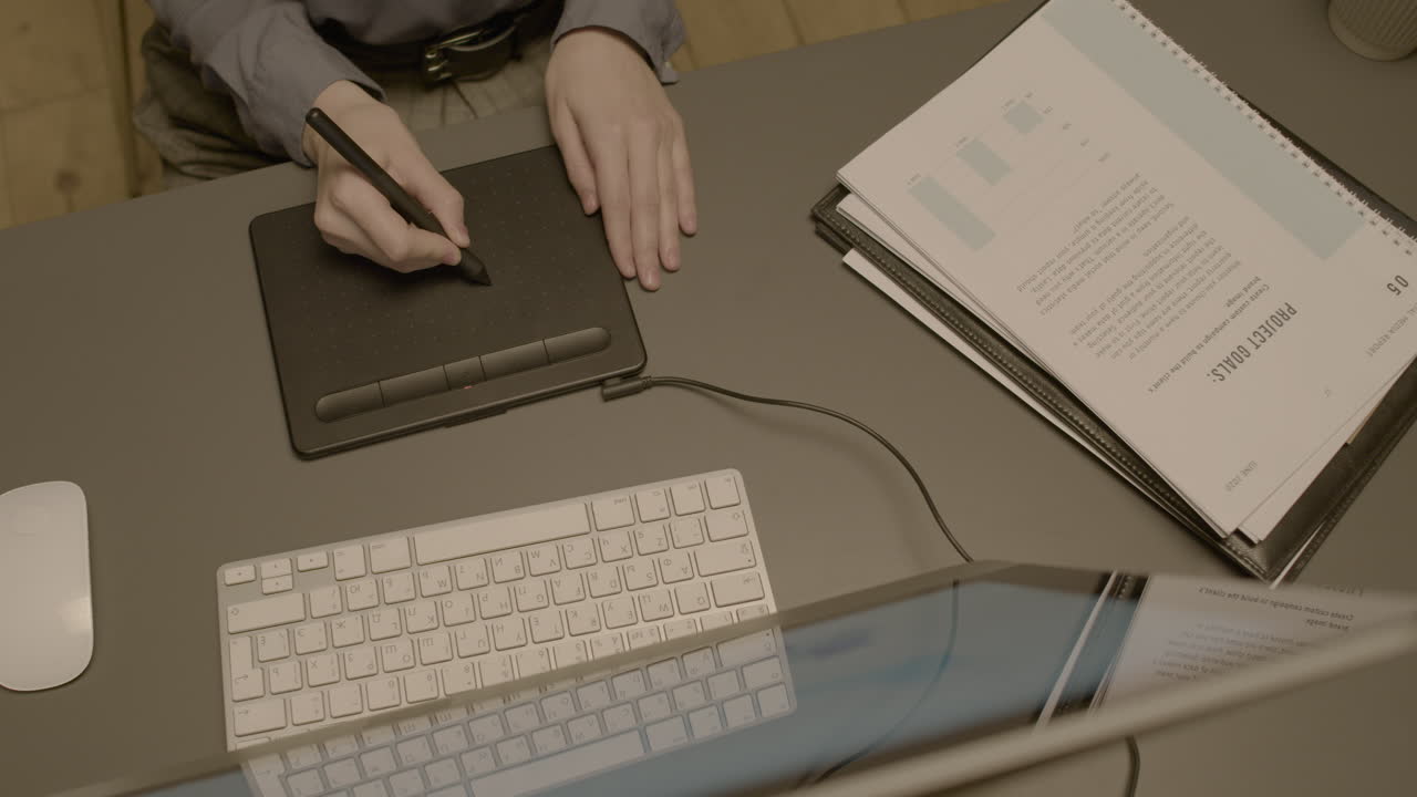 직장에서 그래픽 태블릿에 그리는 여성 손의 상위 뷰