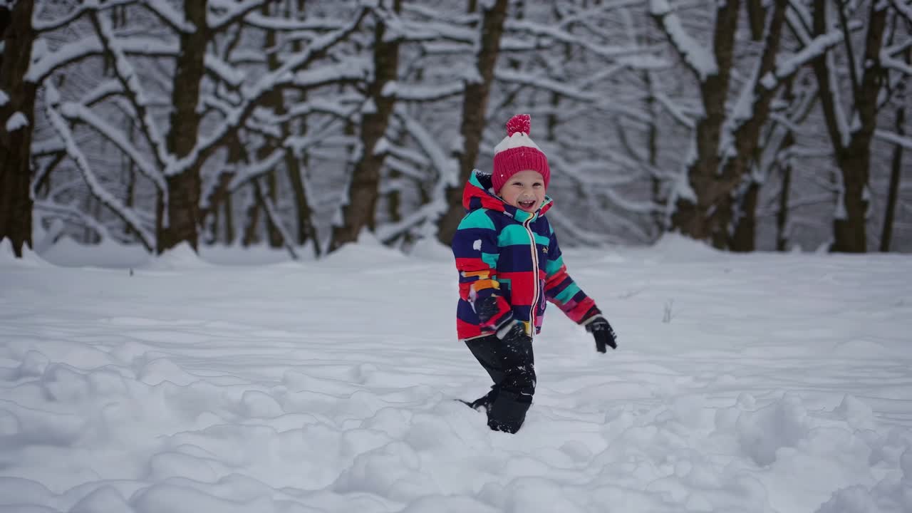 niño jugando en la nieve
