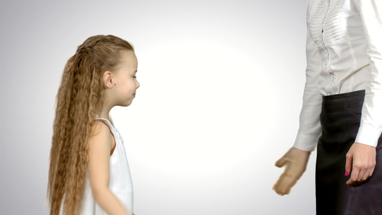 행복 한 어머니 는 색 배경 에 있는 작은 딸 에게 다섯 개 를 주고 있다