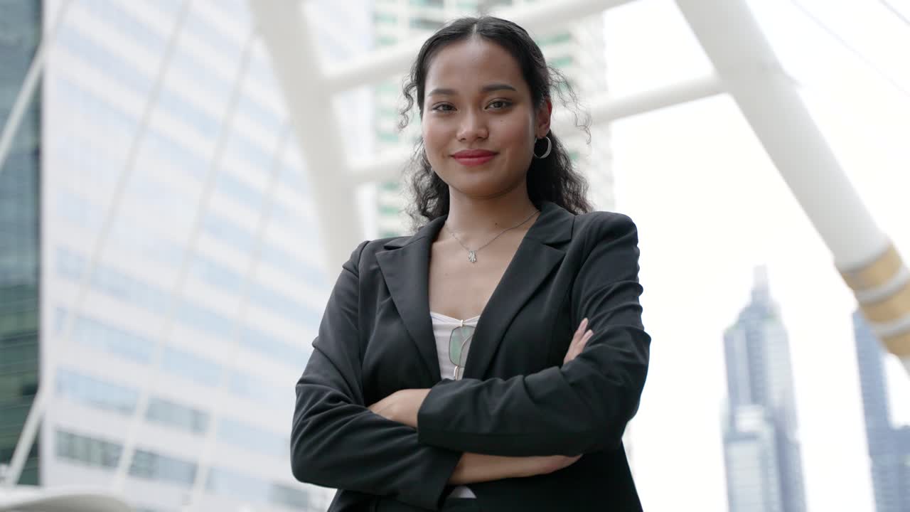 mujer de negocios confiada en el paisaje urbano