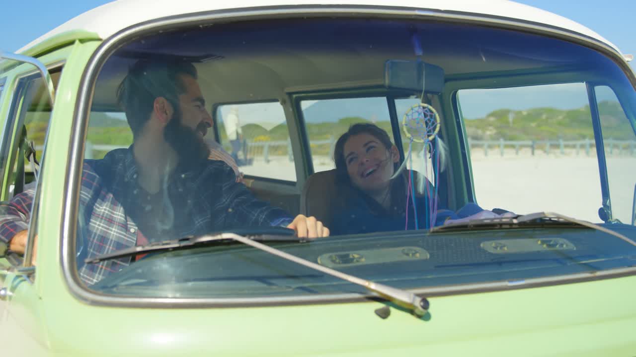una joven pareja feliz interactuando entre sí en una furgoneta 4k