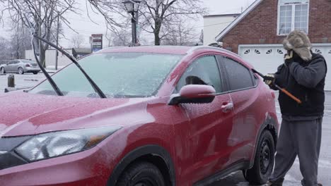 Coche-De-Escape-Después-De-Una-Tormenta-De-Hielo