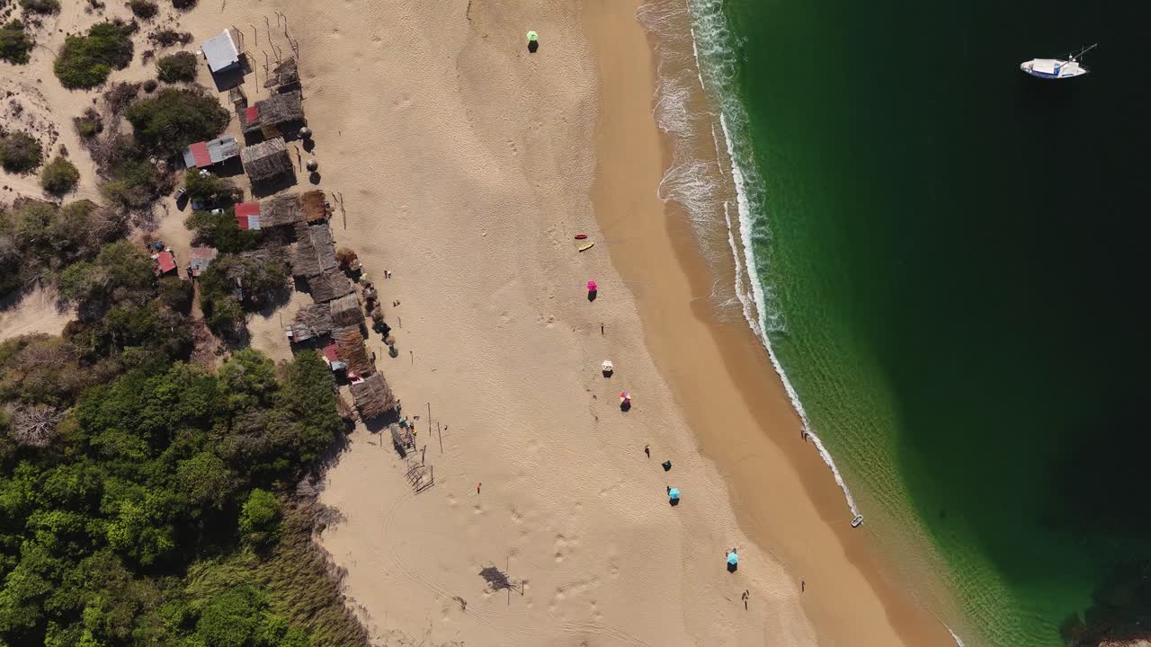 vista desde arriba de la bahía de cacaluta, ubicada dentro de las bahías de huatulco, es una vista que vale la pena ver