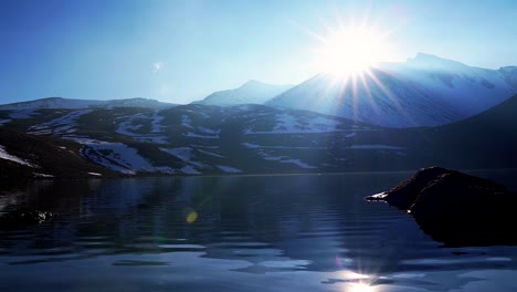 Sonnenuntergang-Und-Sonnenstern-Und-Reflexion-In-Der-Lagune-Des-Mondes-Und-Ein-Schöner-Blick-Auf-Den-Vulkan-Nevado-De-Toluca,-Auch-Xinantecatl-Genannt,-Der-Selten-So-Schneebedeckt-Ist