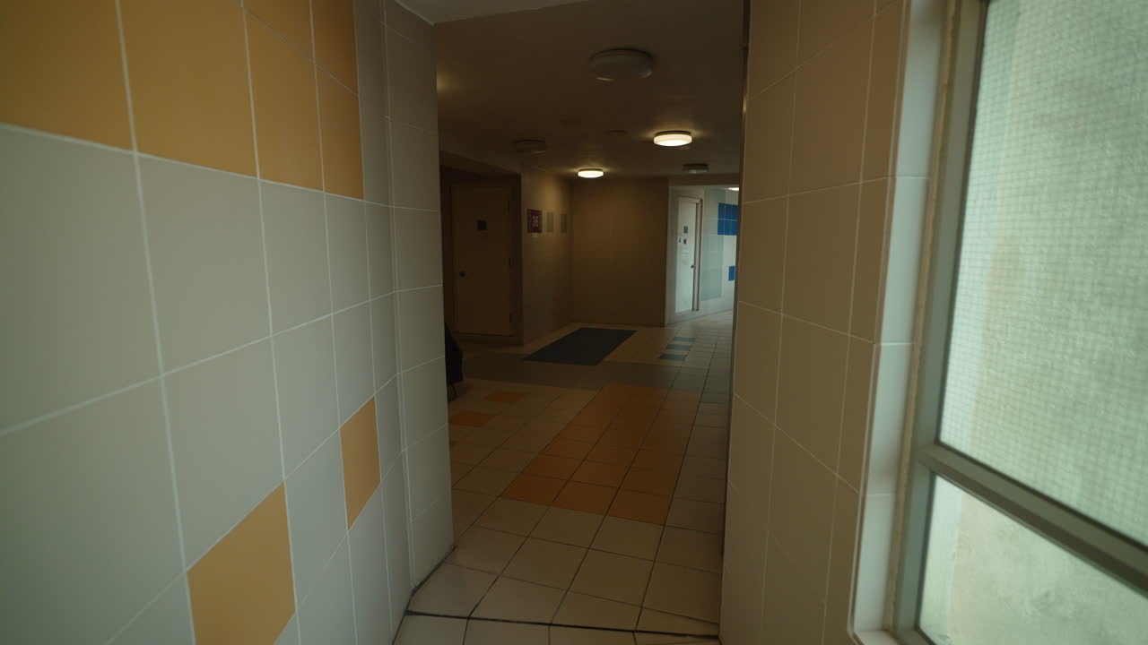 un tiro cinematográfico en el pasillo dentro de un edificio por la mañana