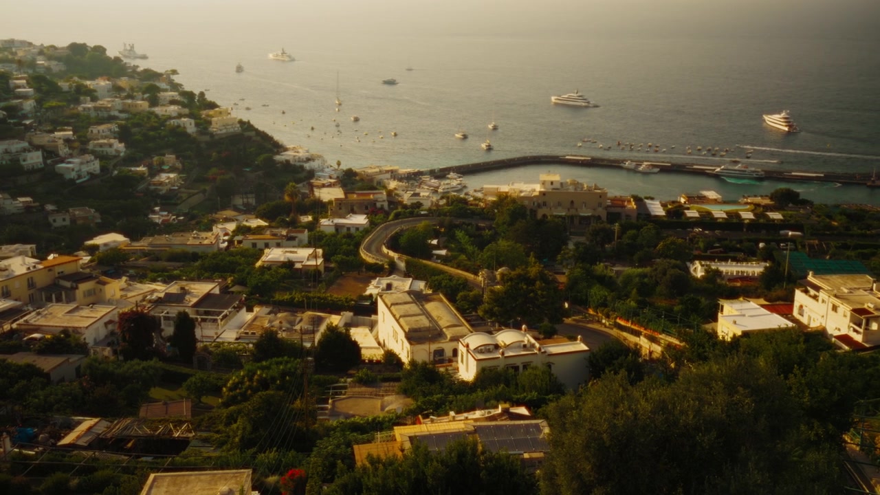 Vista panoramica dell'isola di Capri al tramonto, con vista sul porto