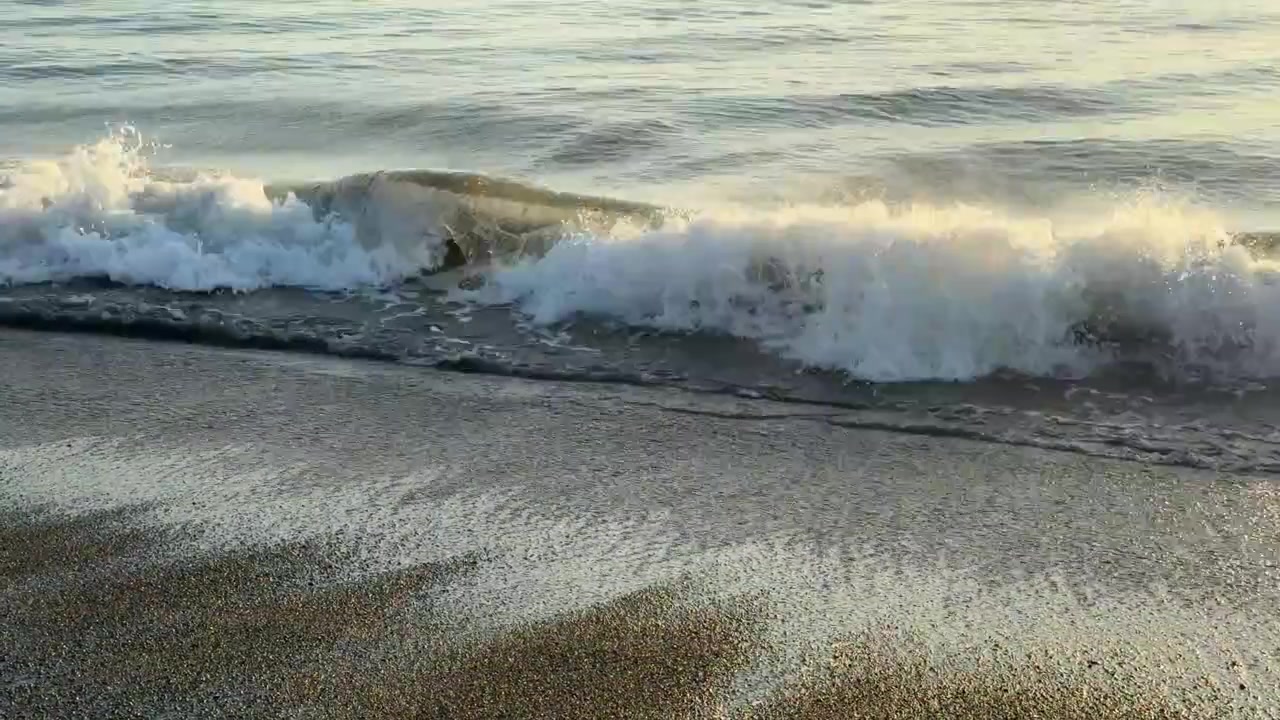 Serene onde dell'oceano che si infrangono su una spiaggia sabbiosa
