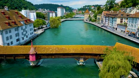 video de drones en 4k del puente spreuerbrücke y la presa de aguja de lucerna en el río reuss cerca del lago lucerne en lucerna, suiza