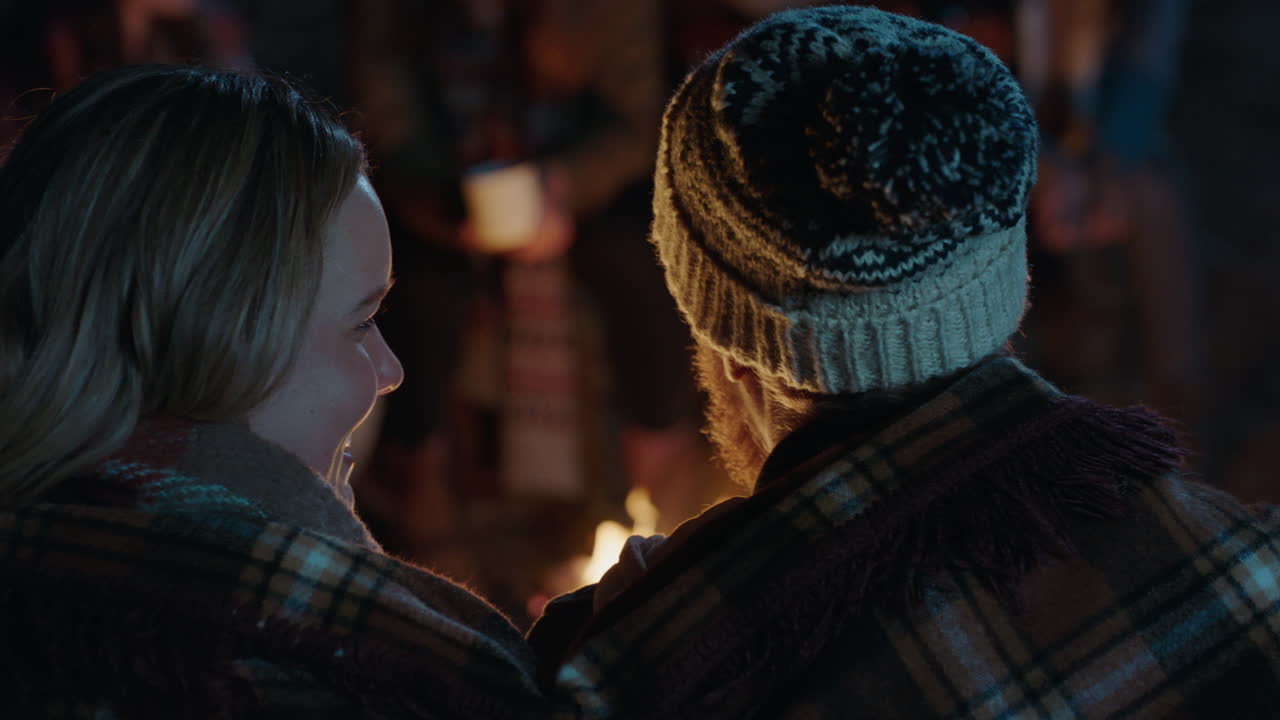 모닥불 옆에 앉아 담요를 나누는 연인들, 친구들과 애정 캠핑을 보여주는 로맨틱한 커플