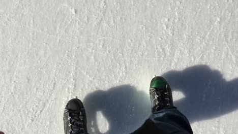 Patines-De-Hielo-En-El-Campo-De-Hielo,-Punto-De-Vista-Del-Patinador-De-Hielo-Mirando-Hacia-Abajo-A-Sus-Propios-Pies