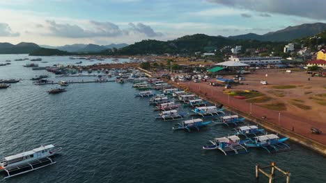 paisaje urbano del puerto filipino con barcos