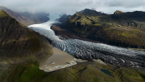 Vista-Aérea-Del-Glaciar-Svínafellsjökull-En-Islandia---Disparo-De-Drones