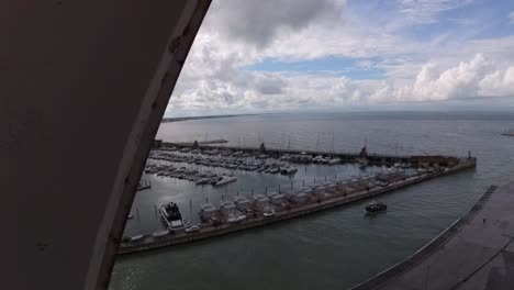 un pequeño barco entra en el puerto de rimini, italia