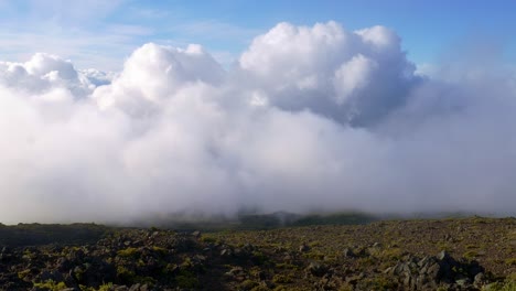 nubes envolviendo y pasando estación de investigación en volcán en hawaii