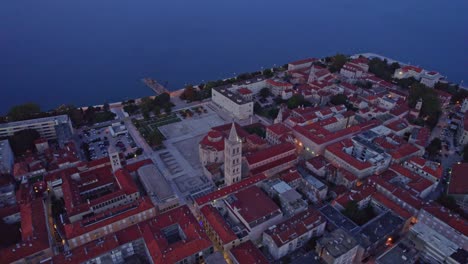 antigua plaza de la ciudad de zadar con iglesia de st