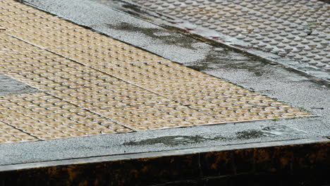 people-walking-through-the-rain,-focusing-on-shoes