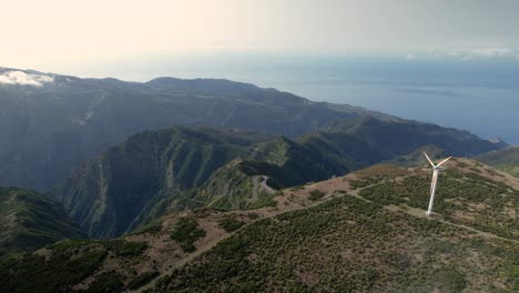 Girando-Turbinas-Eólicas-De-Madeira-Con-Un-Pintoresco-Fondo-De-Montaña-Estrecha