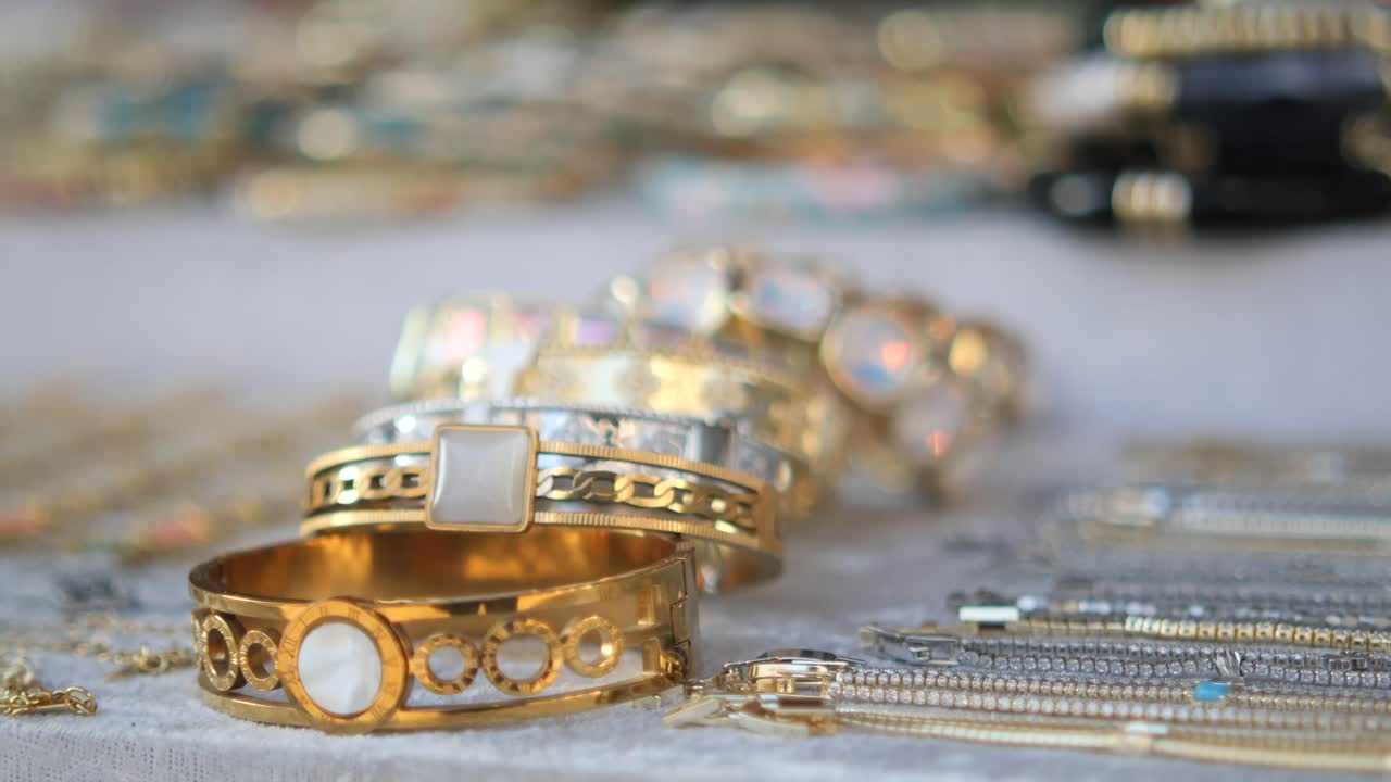 Pulseras de oro elegantes