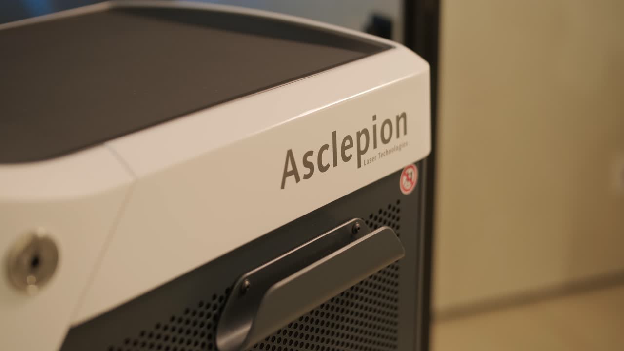 현대적인 레이저 탈모 기기는 화장품 클리닉에 있습니다.