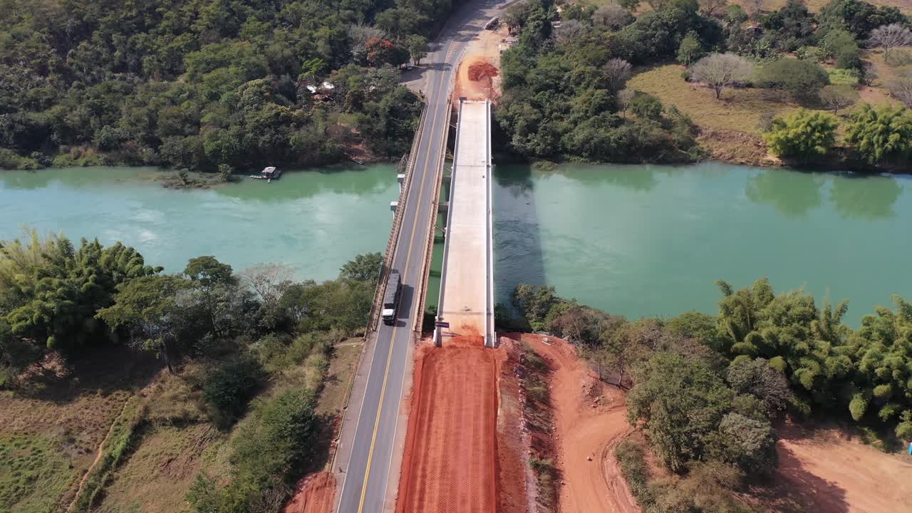vista aérea del puente en fase de duplicación en carretera, transporte terrestre, vehículos, camiones